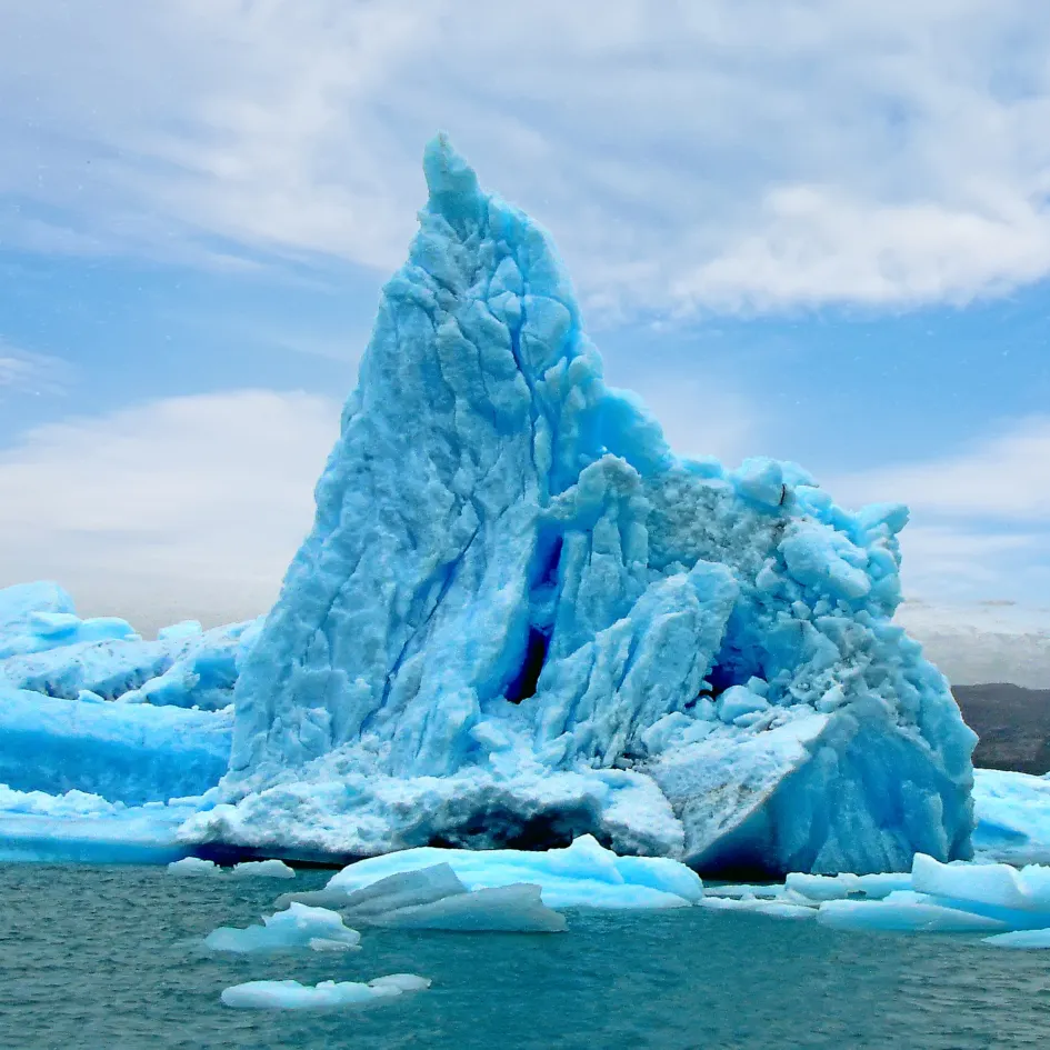 Pared de hielo celeste del glaciar sobre el lago