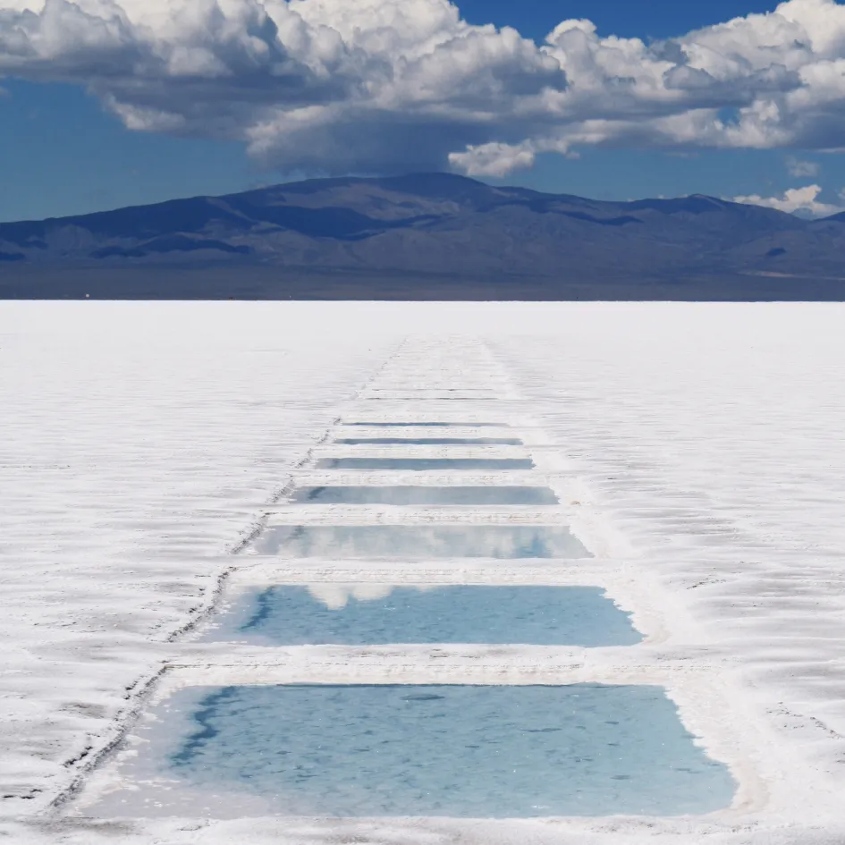 Piletones de agua celeste sobre la sal blanca de Salinas Grandes