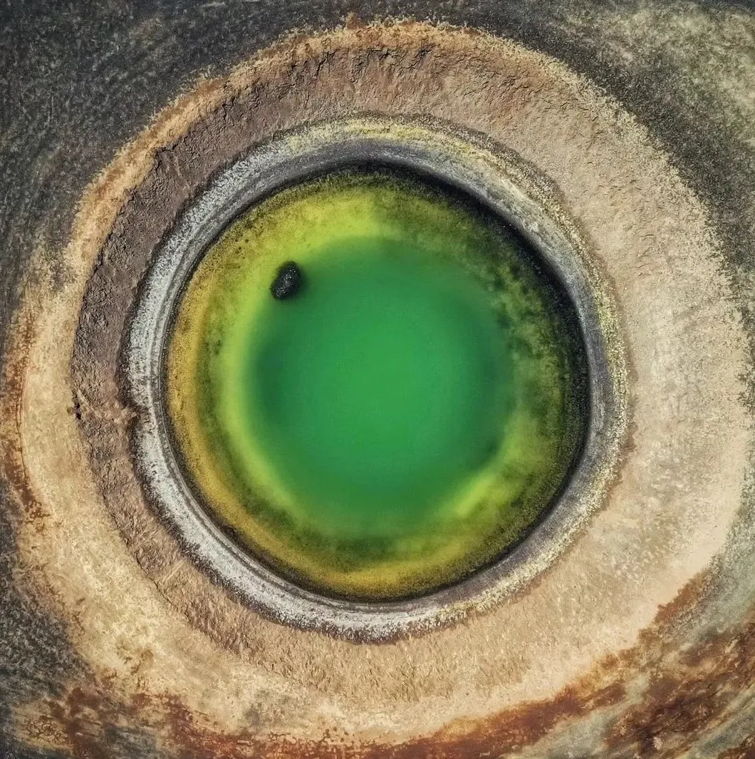 Ojo del Planeta, una laguna circular verde en la Ruta de los Seismiles