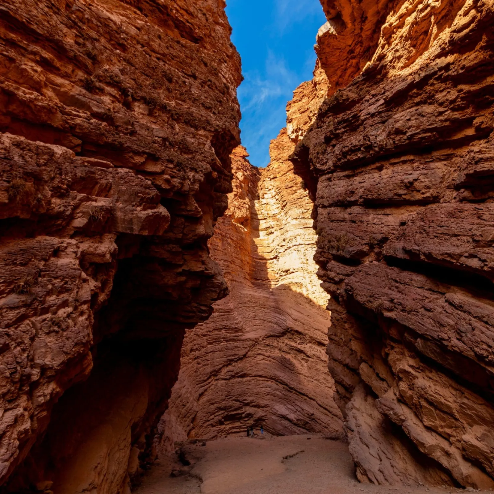 Paredes de roca rojiza del Anfiteatro, en la Quebrada de las Conchas