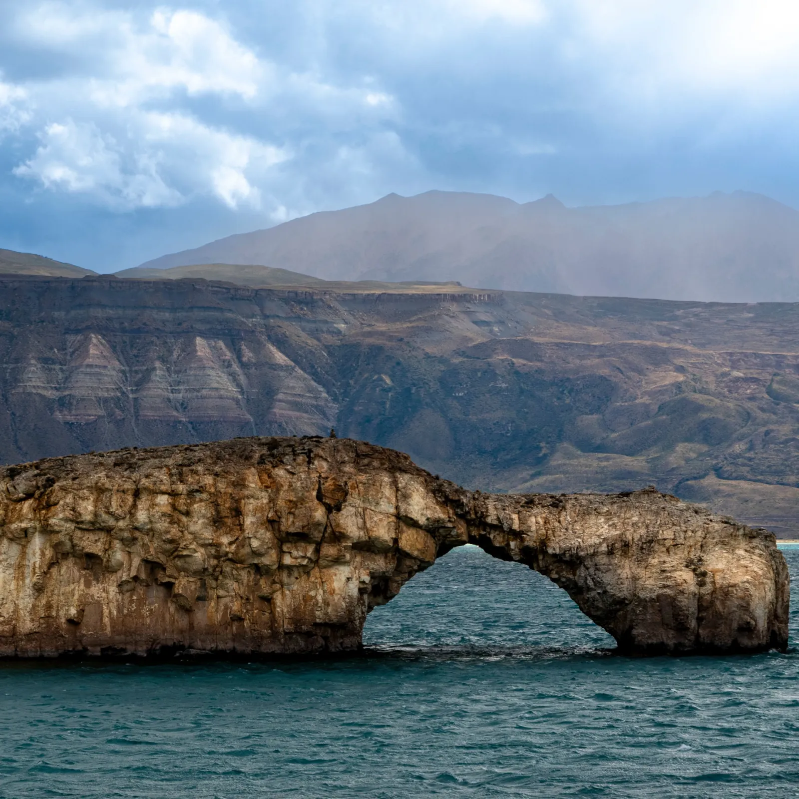 Arco de piedra natural sobre las aguas del Lago Posadas